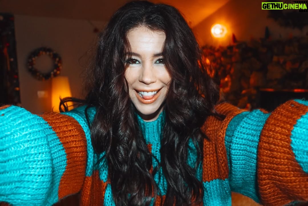 Jillian Rose Reed - 1.8K Likes - TikTok told me blue eyeliner goes great with moody hair ✨🩵💙 @stacy_heitman took my back to my roots, literally 👌🏼