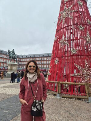 Joana Cruz Instagram - Quando a minha sobrinha me disse que teve 90% num teste de Espanhol, pensei logo: hala Madrid e vamos lá testar esses conhecimentos! Foi, portanto, uma viagem puramente educativa, tipo visita de estudo😁 Onde comer (em todo o lado lol), onde passear (por las calles perdidas), onde apanhar ar puro (Retiro), onde fazer compras (Grã Via, Salamanca, Rastro)... tudo pelo complemento de saber para aplicar na aula💃 Só não foi sair à noite... ainda! Agora mais destas, só em 2026! Me aguarde!🤭
@agenciaabreu
