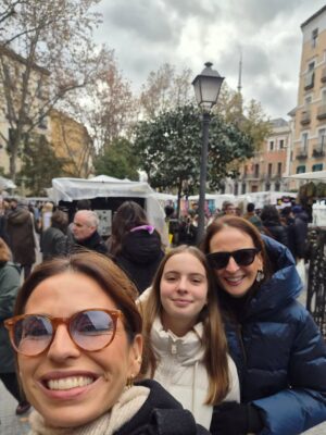 Joana Cruz Instagram - Quando a minha sobrinha me disse que teve 90% num teste de Espanhol, pensei logo: hala Madrid e vamos lá testar esses conhecimentos! Foi, portanto, uma viagem puramente educativa, tipo visita de estudo😁 Onde comer (em todo o lado lol), onde passear (por las calles perdidas), onde apanhar ar puro (Retiro), onde fazer compras (Grã Via, Salamanca, Rastro)... tudo pelo complemento de saber para aplicar na aula💃 Só não foi sair à noite... ainda! Agora mais destas, só em 2026! Me aguarde!🤭
@agenciaabreu