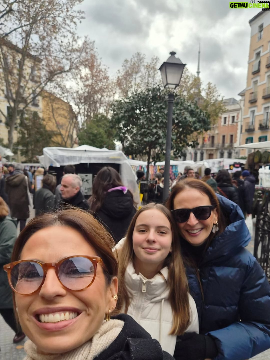 Joana Cruz - 7K Likes - Quando a minha sobrinha me disse que teve 90% num teste de Espanhol, pensei logo: hala Madrid e vamos lá testar esses conhecimentos! Foi, portanto, uma viagem puramente educativa, tipo visita de estudo😁 Onde comer (em todo o lado lol), onde passear (por las calles perdidas), onde apanhar ar puro (Retiro), onde fazer compras (Grã Via, Salamanca, Rastro)... tudo pelo complemento de saber para aplicar na aula💃 Só não foi sair à noite... ainda! Agora mais destas, só em 2026! Me aguarde!🤭
@agenciaabreu