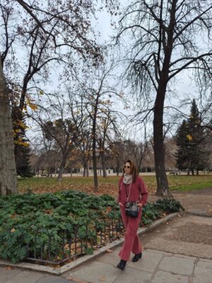 Joana Cruz Instagram - Quando a minha sobrinha me disse que teve 90% num teste de Espanhol, pensei logo: hala Madrid e vamos lá testar esses conhecimentos! Foi, portanto, uma viagem puramente educativa, tipo visita de estudo😁 Onde comer (em todo o lado lol), onde passear (por las calles perdidas), onde apanhar ar puro (Retiro), onde fazer compras (Grã Via, Salamanca, Rastro)... tudo pelo complemento de saber para aplicar na aula💃 Só não foi sair à noite... ainda! Agora mais destas, só em 2026! Me aguarde!🤭
@agenciaabreu
