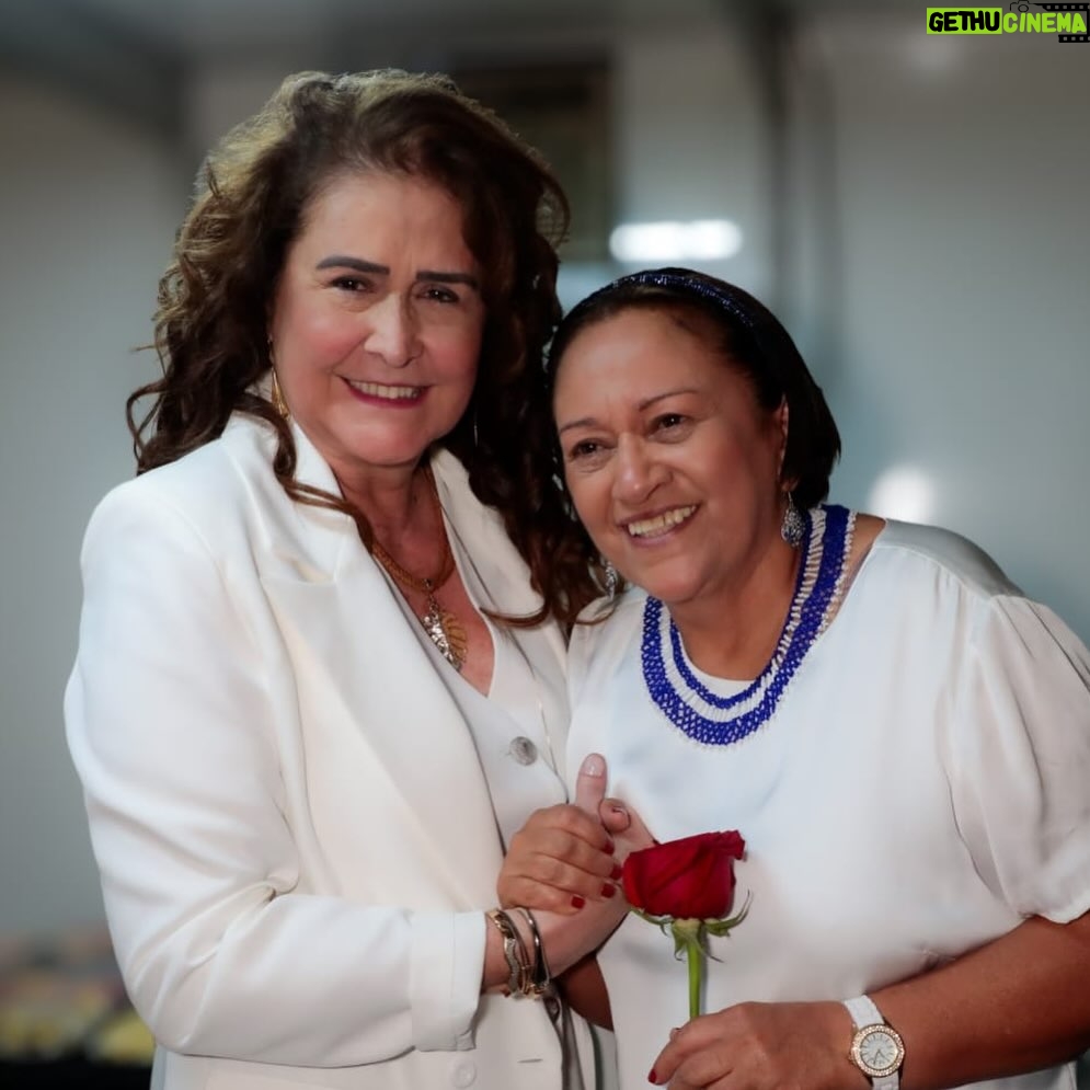 Joanna - 2.7K Likes - Currais Novos brilha  mais uma vez com o Natal Luzes do Sertão!
Tive a alegria de participar deste evento que já é referência em todo o Seridó e que celebra a cultura, a arte e a esperança do nosso povo, fortalecendo q  geração de renda e o o comércio local.
Um Natal que já  é referência para todo o Seridó.
