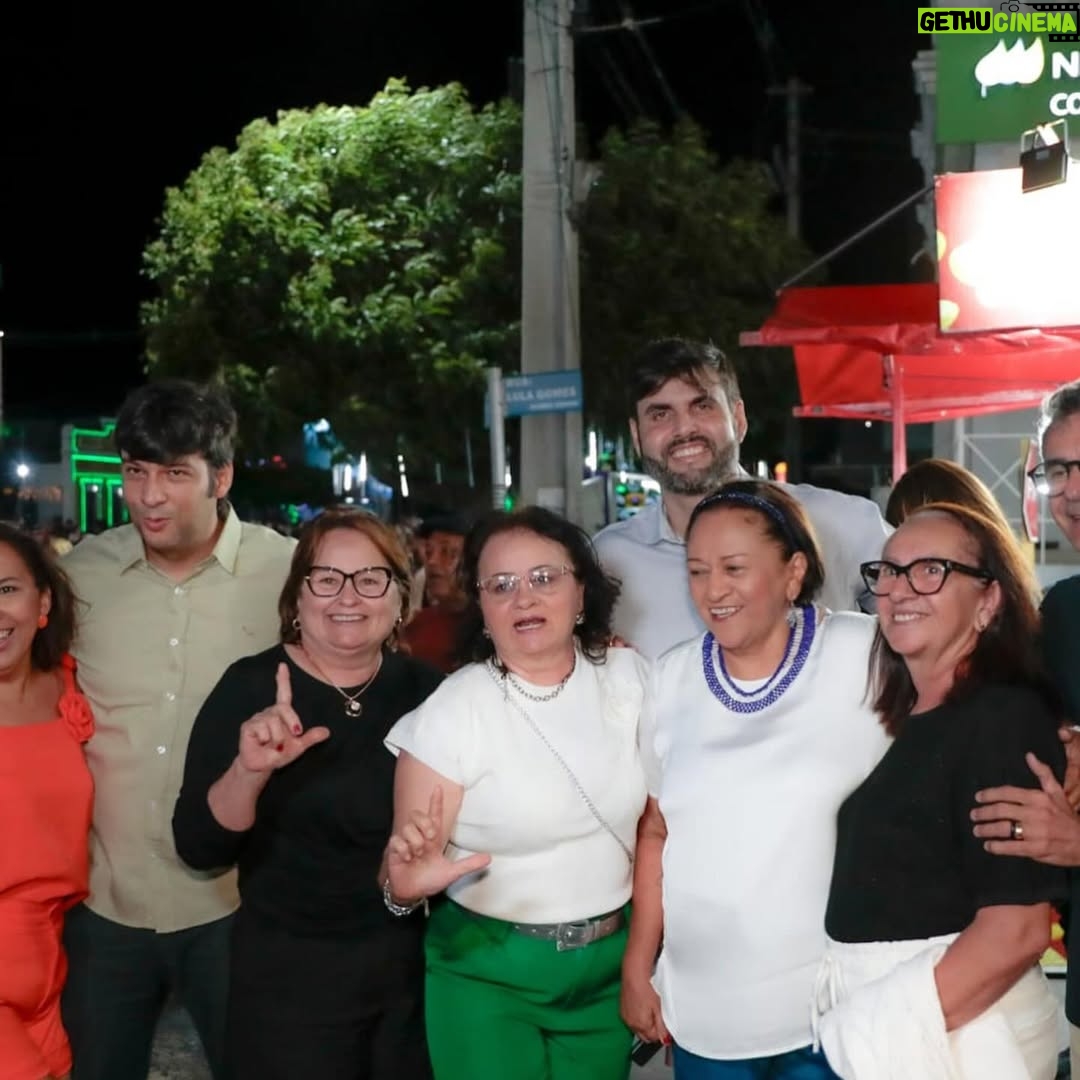 Joanna - 2.7K Likes - Currais Novos brilha  mais uma vez com o Natal Luzes do Sertão!
Tive a alegria de participar deste evento que já é referência em todo o Seridó e que celebra a cultura, a arte e a esperança do nosso povo, fortalecendo q  geração de renda e o o comércio local.
Um Natal que já  é referência para todo o Seridó.