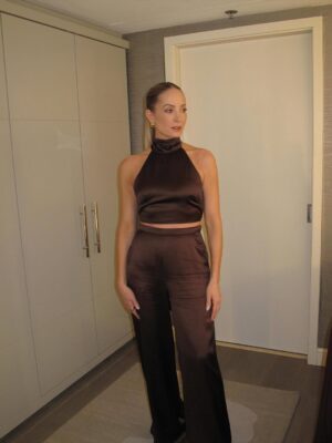 Joanne Froggatt Instagram - And this was the final day in LA! A huge thank you to the incredible team @focusfeatures and  my incredible team @personalpruk and beyond. ♥️

Styling @abisoye_o 
Wearing @asar_london @missomalondon @maudellalondon @christianlouboutin 
Hair @chadmaxwellhair 
Make up @storyofmailife 
PR @personalpruk 

@focusfeatures @downtonabbey_official @carnivalfilms @nbcuniversal