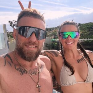 Joanne Wood Instagram - 4.0 loading 📈 #nevergiveup