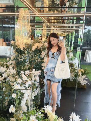 Joey Leong Instagram - 週末離家三天 有三個目的：

㊀ 見證一對我很想親自來祝福的新人 
不嘩眾取寵的#愛情 故事 👰🏻‍♀️🤵🏻
這場婚禮我笑得有點太大聲 已分不清是被主持人功力
嘉賓爆料 幸運抽獎（？） 播不完的新年歌 
還是過於真實貼地的愛情逗笑了
雖然在新郎等新娘入席時 也感動到溶開了一只眼線
願 @yise @weic__ 一直幸福✨

㊁ 想現身力挺流浪狗收容所的籌募活動 🎤🐕
這次是為 HOPE 希望護生園的浪浪發聲 
一人可能微不足道 但眾人就有可能做到
給它們安全的生存空間 給人類的好朋友#希望 

㊂ 大概是要彌補唸書時過忙而錯失的
“畢業旅行”團🫶🏻 雖然都是很大的大人了
但一群#朋友 同住一屋 玩樂起來稚氣還在
不混濁的大人世界 挺好

Ohh, I was saying,
it was a weekend away from home with 3 intentions:

1. celebrating a love story that felt real and genuine
2. lending my voice to a show supporting rescue dogs
3. making up for the “graduation trip” I missed back in school = a short getaway with a house full of grown-up kids
