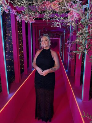 Johanna Nordström Instagram - har fått se solnedgångar i 6 veckors tid och spelat in love island säsong 5 med världens duktigaste människor. fan vad bra de blev! tack ALLA i produktionen, utan er inget jävla program. tack ALLA deltagare, utan er inte HELLER nått jävla program. 
jag va mest bara där och observerade, och fick håret styleat! 

längtar tills ni får se! de är OTROLIGT. 

GE MIG KÖTTBULLAR O MAKARONER NU