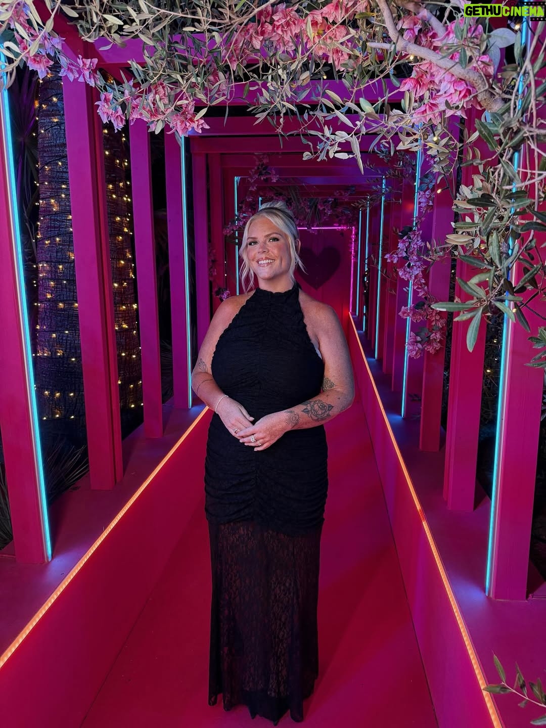 Johanna Nordström - 32.4K Likes - har fått se solnedgångar i 6 veckors tid och spelat in love island säsong 5 med världens duktigaste människor. fan vad bra de blev! tack ALLA i produktionen, utan er inget jävla program. tack ALLA deltagare, utan er inte HELLER nått jävla program. 
jag va mest bara där och observerade, och fick håret styleat! 

längtar tills ni får se! de är OTROLIGT. 

GE MIG KÖTTBULLAR O MAKARONER NU
