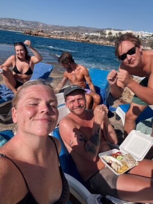 Johanna Nordström Instagram - har fått se solnedgångar i 6 veckors tid och spelat in love island säsong 5 med världens duktigaste människor. fan vad bra de blev! tack ALLA i produktionen, utan er inget jävla program. tack ALLA deltagare, utan er inte HELLER nått jävla program. 
jag va mest bara där och observerade, och fick håret styleat! 

längtar tills ni får se! de är OTROLIGT. 

GE MIG KÖTTBULLAR O MAKARONER NU