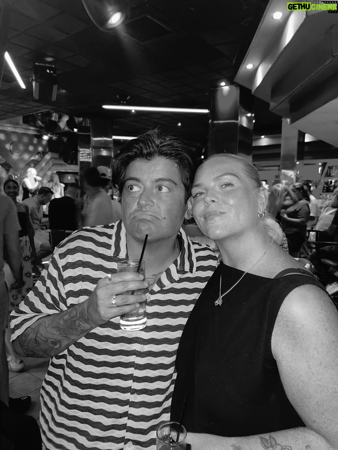Johanna Nordström - 32.4K Likes - har fått se solnedgångar i 6 veckors tid och spelat in love island säsong 5 med världens duktigaste människor. fan vad bra de blev! tack ALLA i produktionen, utan er inget jävla program. tack ALLA deltagare, utan er inte HELLER nått jävla program. 
jag va mest bara där och observerade, och fick håret styleat! 

längtar tills ni får se! de är OTROLIGT. 

GE MIG KÖTTBULLAR O MAKARONER NU