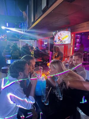 Johanna Nordström Instagram - har fått se solnedgångar i 6 veckors tid och spelat in love island säsong 5 med världens duktigaste människor. fan vad bra de blev! tack ALLA i produktionen, utan er inget jävla program. tack ALLA deltagare, utan er inte HELLER nått jävla program. 
jag va mest bara där och observerade, och fick håret styleat! 

längtar tills ni får se! de är OTROLIGT. 

GE MIG KÖTTBULLAR O MAKARONER NU
