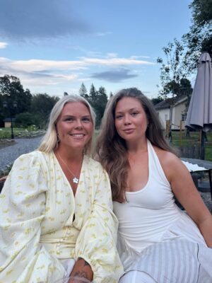 Johanna Nordström Instagram - mina bästa kompisar har gift sig med varandra!!! andra kapitlet!! mitt hjärta bultar för er! 🩷❤️