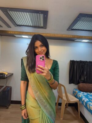 Jovita Livingston Jones Instagram - Desi girl ? 😝❤️
#tonewbeginnings #shootingdiaries 🎬❤️