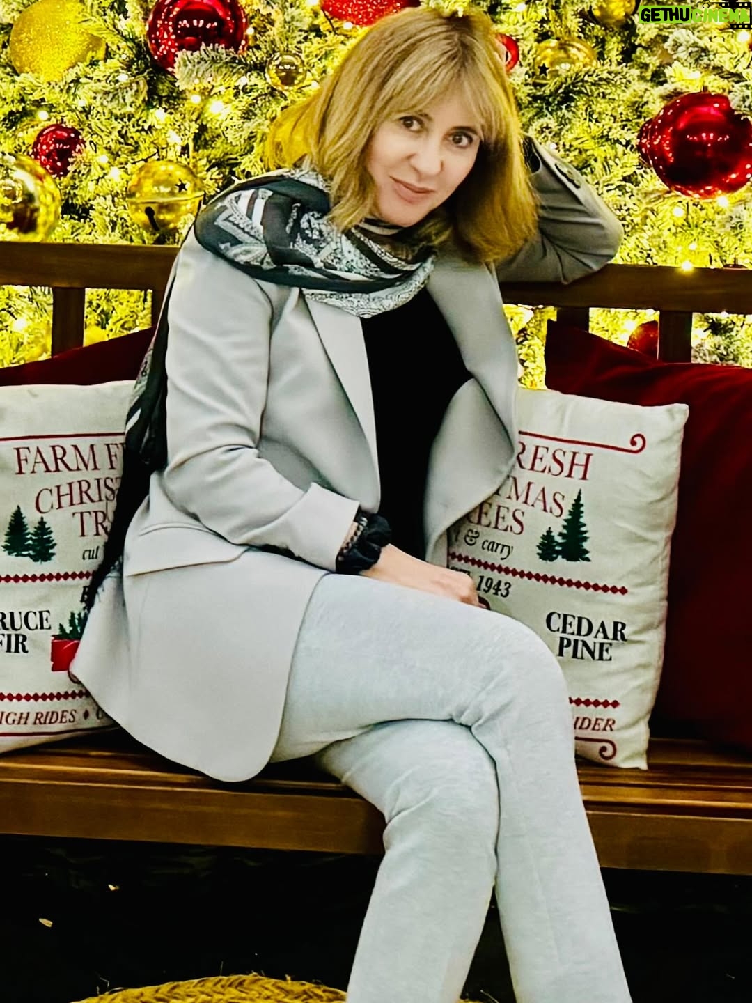 Judite Sousa - 3.5K Likes - O Natal devia ser todos os dias do ano. Tal aconteceria se as nossas sociedades fossem perfeitas. Tal não existe. É uma utopia. Mesmo com essa contingência, é um momento de reflexão e de partilha. Com o pensamento no futuro que se afigura encorajador e desafiante📖📕❤️