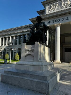 Judite Sousa Instagram - Viagem express a Madrid. Obrigatória passagem na fantástica Casa del Libro para as últimas novidades de 2025 sobre o mundo em que vivemos. A intervenção no espaço público assim o exige📺😘