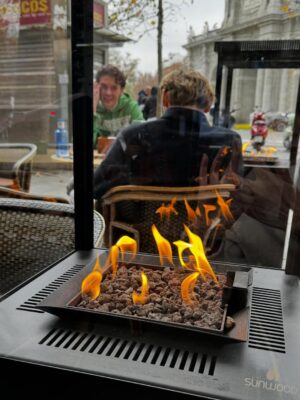 Judite Sousa Instagram - Viagem express a Madrid. Obrigatória passagem na fantástica Casa del Libro para as últimas novidades de 2025 sobre o mundo em que vivemos. A intervenção no espaço público assim o exige📺😘