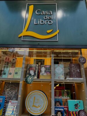 Judite Sousa Instagram - Viagem express a Madrid. Obrigatória passagem na fantástica Casa del Libro para as últimas novidades de 2025 sobre o mundo em que vivemos. A intervenção no espaço público assim o exige📺😘