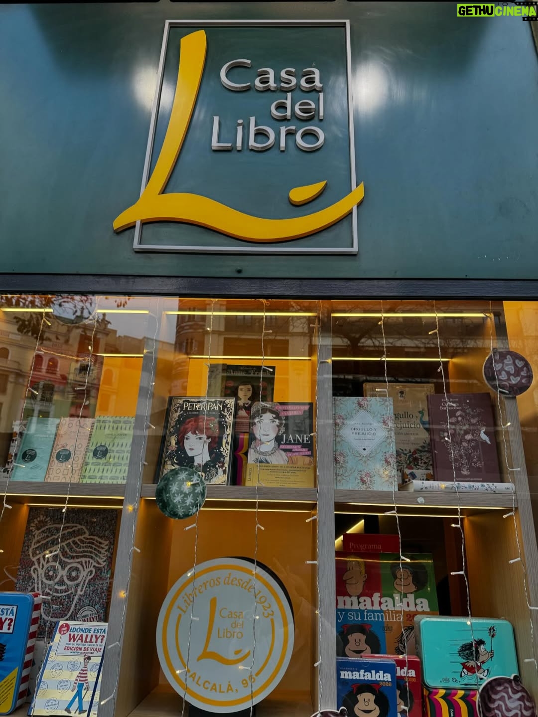 Judite Sousa - 3.4K Likes - Viagem express a Madrid. Obrigatória passagem na fantástica Casa del Libro para as últimas novidades de 2025 sobre o mundo em que vivemos. A intervenção no espaço público assim o exige📺😘