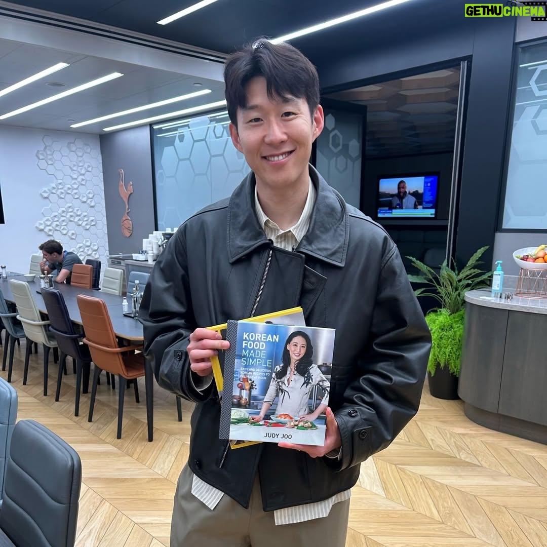 Judy Joo - 3.8K Likes - Good luck in the Europa League Final, Heung-min Son! ⚽🇰🇷 Go Sonny!  @hm_son7 
⁣
I’ll be cheering you on in the lux vip H-Club while cooking tonight! 👩🏼‍🍳 A menu of braised Korean short ribs, gochujang duo of pork, K-barbecue chicken and more. @tottenhamhotspurstadium 
⁣
Tag a @spursofficial 👇 fan who’s backing Sonny tonight! 🙌 #COYS! ⁣
⁣
And, it was so nice to be able to give him a couple of my books! ❤️❤️
⁣
⁣
⁣
⁣
⁣
⁣
⁣
⁣
⁣
⁣
⁣
⁣@europaleague
#HeungMinSon #EuropaLeagueFinal #TottenhamHotspur⁣ #uelfinal 
#THFC #SpursArmy #SpursFans #FootballFinal #EuropaLeague2025 #FootballFans #KoreanFootball #ManchesterUnited #Cheflife #Bilbao #JudyJoo #ChefJudyJoo