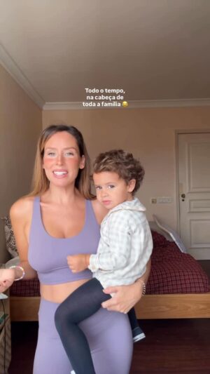 Júlia Belard Instagram - Quem é que anda assim por aí? 😂 🎶 E o que é que aconteceu a esta versão da música que desapareceu!?