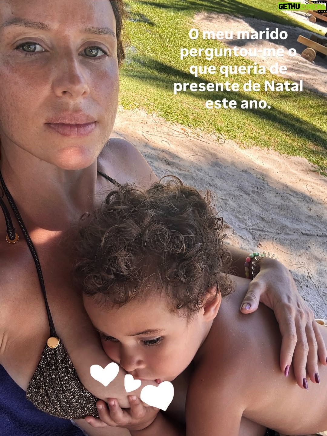 Júlia Belard - 6.6K Likes - Pensei que queria silêncio, mas a única coisa que quero é tê-los bem perto e cheirar-lhes a cabeça 365 vezes por dia ❤️✨