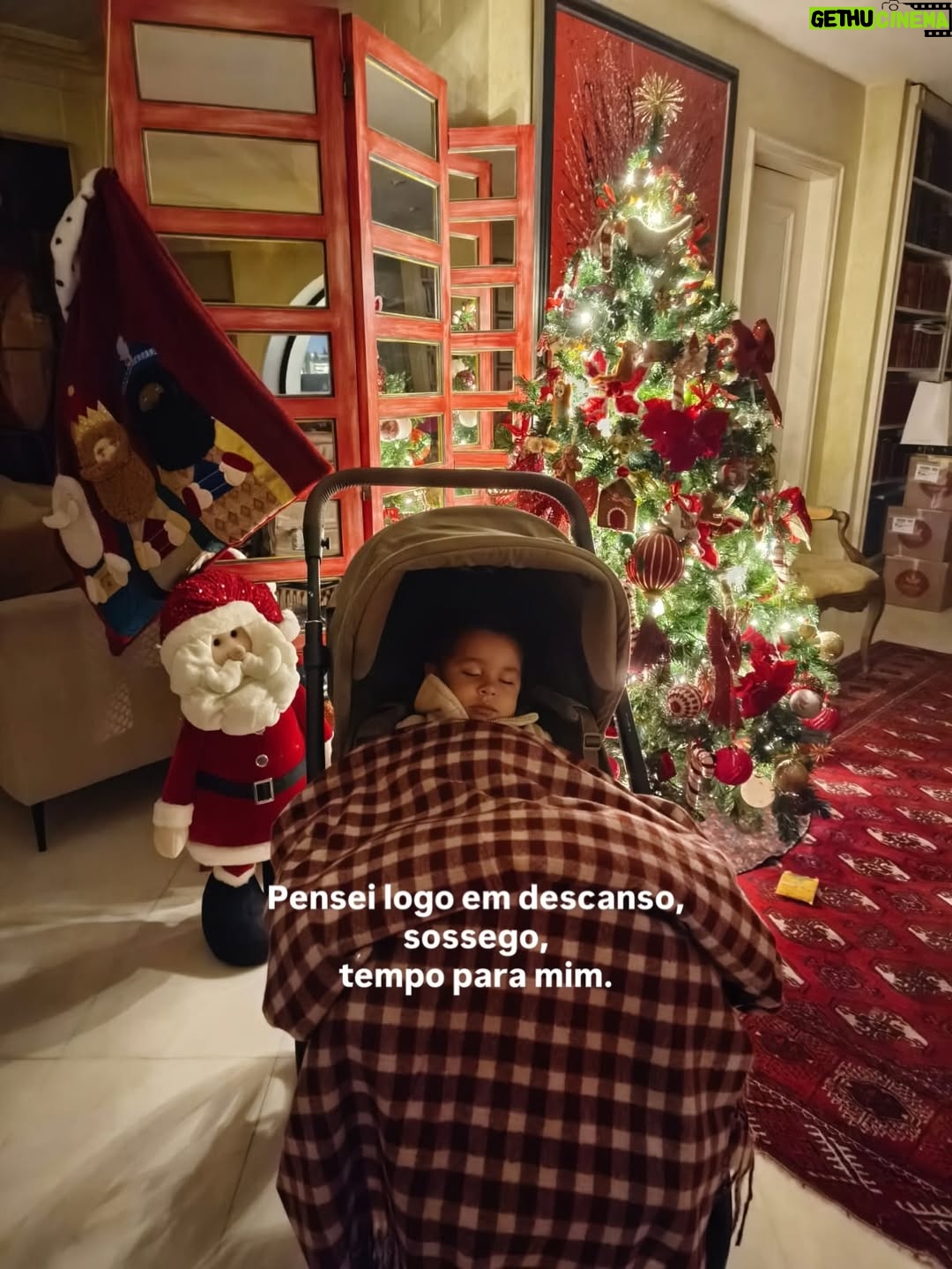 Júlia Belard - 6.6K Likes - Pensei que queria silêncio, mas a única coisa que quero é tê-los bem perto e cheirar-lhes a cabeça 365 vezes por dia ❤️✨