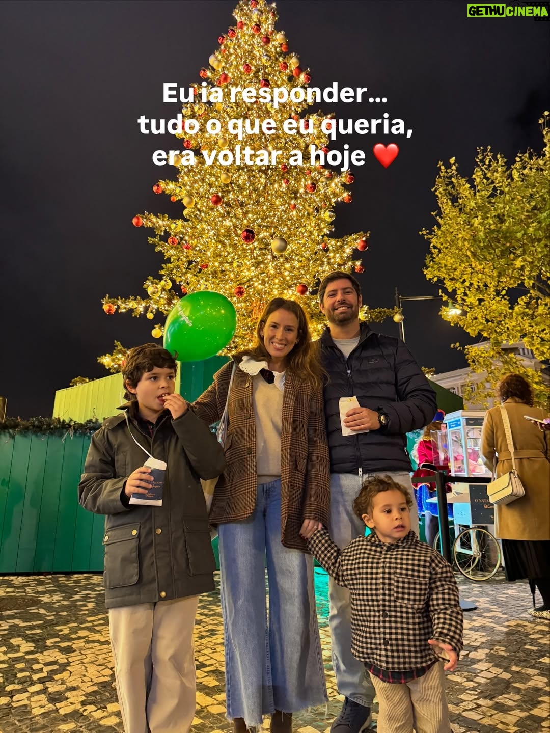 Júlia Belard - 6.6K Likes - Pensei que queria silêncio, mas a única coisa que quero é tê-los bem perto e cheirar-lhes a cabeça 365 vezes por dia ❤️✨
