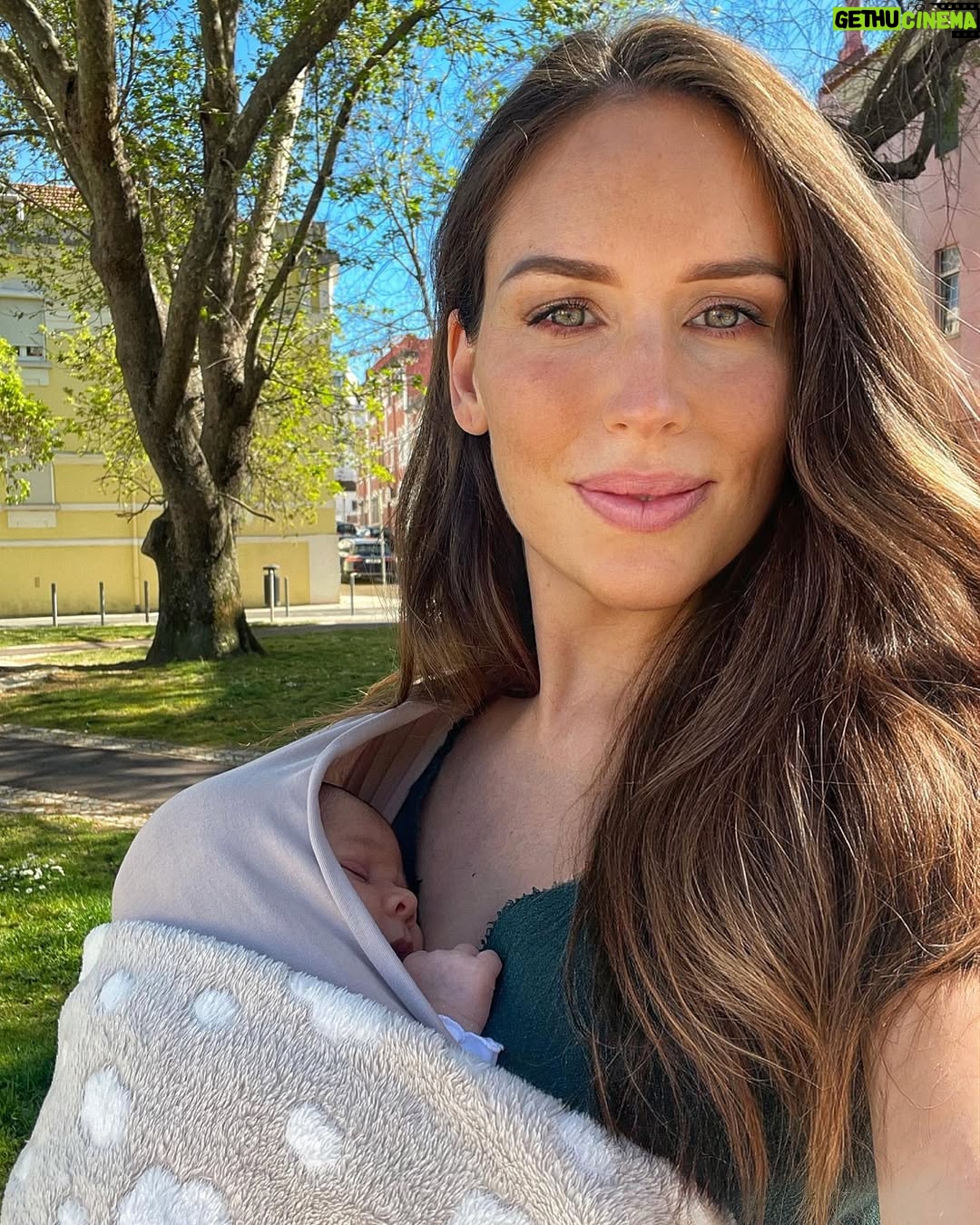 Júlia Belard - 18.7K Likes - O nosso primeiro passeio ao som dos passarinhos ❤️