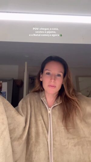 Júlia Belard Instagram - Confesso que só pensava em voltar a casa, ir para o sofá e comer docinhos a ver filmes de Natal. Quem é team pijama comigo? 

#ressacadeNatal