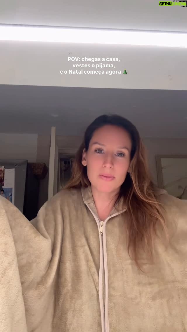 Júlia Belard - 677 Likes - Confesso que só pensava em voltar a casa, ir para o sofá e comer docinhos a ver filmes de Natal. Quem é team pijama comigo? 

#ressacadeNatal