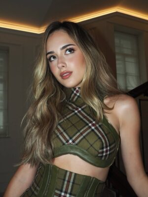 Julia Butters Instagram - London premiere!! thank you so so much for having me you were everything💚