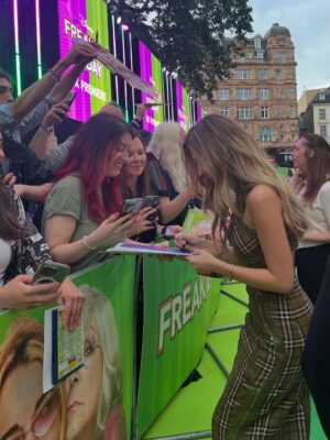 Julia Butters Instagram - London premiere!! thank you so so much for having me you were everything💚
