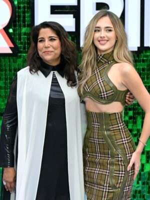 Julia Butters Instagram - London premiere!! thank you so so much for having me you were everything💚