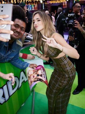 Julia Butters Instagram - London premiere!! thank you so so much for having me you were everything💚