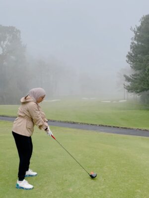Julia Farhana Marin Instagram - .
My kind of me-time.
8AM tee off 
Nak join tournament again 🤪 next year! 
Everytime I get the chance, I practice. 

I have been playing the past few years, but never bothered posting. A sport I can never get bored of : golf 🫶🏻

Anyone wanna tee off soon?