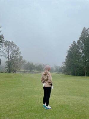 Julia Farhana Marin Instagram - .
My kind of me-time.
8AM tee off 
Nak join tournament again 🤪 next year! 
Everytime I get the chance, I practice. 

I have been playing the past few years, but never bothered posting. A sport I can never get bored of : golf 🫶🏻

Anyone wanna tee off soon?