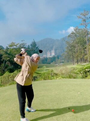 Julia Farhana Marin Instagram - .
My kind of me-time.
8AM tee off 
Nak join tournament again 🤪 next year! 
Everytime I get the chance, I practice. 

I have been playing the past few years, but never bothered posting. A sport I can never get bored of : golf 🫶🏻

Anyone wanna tee off soon?