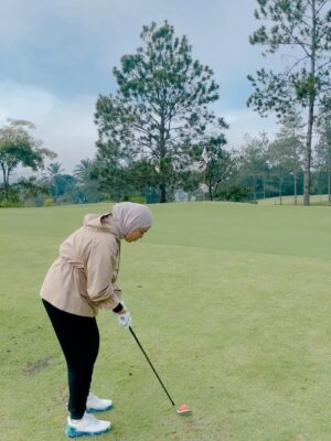 Julia Farhana Marin Instagram - .
My kind of me-time.
8AM tee off 
Nak join tournament again 🤪 next year! 
Everytime I get the chance, I practice. 

I have been playing the past few years, but never bothered posting. A sport I can never get bored of : golf 🫶🏻

Anyone wanna tee off soon?