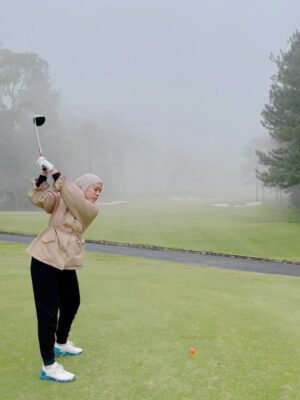 Julia Farhana Marin Instagram - .
My kind of me-time.
8AM tee off 
Nak join tournament again 🤪 next year! 
Everytime I get the chance, I practice. 

I have been playing the past few years, but never bothered posting. A sport I can never get bored of : golf 🫶🏻

Anyone wanna tee off soon?