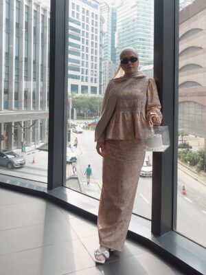 Julia Farhana Marin Instagram - Press conference with @tvalhijrah114 for my latest project #vibrasiayatayattuhan 

Wearing @petitmoi.my of course 🫶🏻