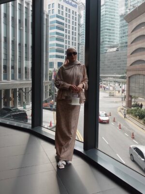 Julia Farhana Marin Instagram - Press conference with @tvalhijrah114 for my latest project #vibrasiayatayattuhan 

Wearing @petitmoi.my of course 🫶🏻
