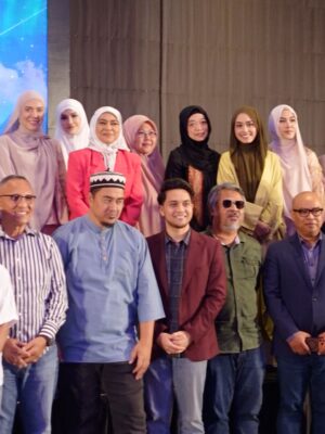 Julia Farhana Marin Instagram - Press conference with @tvalhijrah114 for my latest project #vibrasiayatayattuhan 

Wearing @petitmoi.my of course 🫶🏻