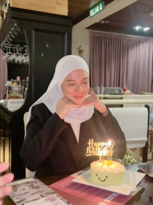Julia Farhana Marin Instagram - .
Today, I am reminded how Allah swt has blessed me with so much love and rezeki over the years. Today felt like just another day, just extra food and extra dessert (cake 🤣) 

Everyday I have so much attention, so much love, so much care, so much rezeki masyallah. That’s what I love about birthdays, you are reminded of how much you are blessed. 

Thank you for being in my life, thank you sayang @drchehafiz for always making me feel special every single day, thank you for your daily tazkirah which I am happy to listen to every day, I am blessed to be loved and supported by you. Thank you all my sweet friends for all the messages, whatsapp, for taking the time to make doa for me 😭 and my smol family who give me so much love, thank you. Thank you feeding me endless pizza, pasta and lasagna tonight. 

I dont have enough space for more photos 🫠 

Love you all 🫶🏻❤️