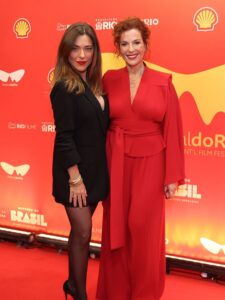 Júlia Rabello Instagram - Dia de assistir pela primeira vez nosso filme @des_controleofilme no @festivaldorio ♥️

Stylist: @jumaiajumaia 
Look: @bobonews