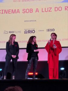Júlia Rabello Instagram - Dia de assistir pela primeira vez nosso filme @des_controleofilme no @festivaldorio ♥️

Stylist: @jumaiajumaia 
Look: @bobonews