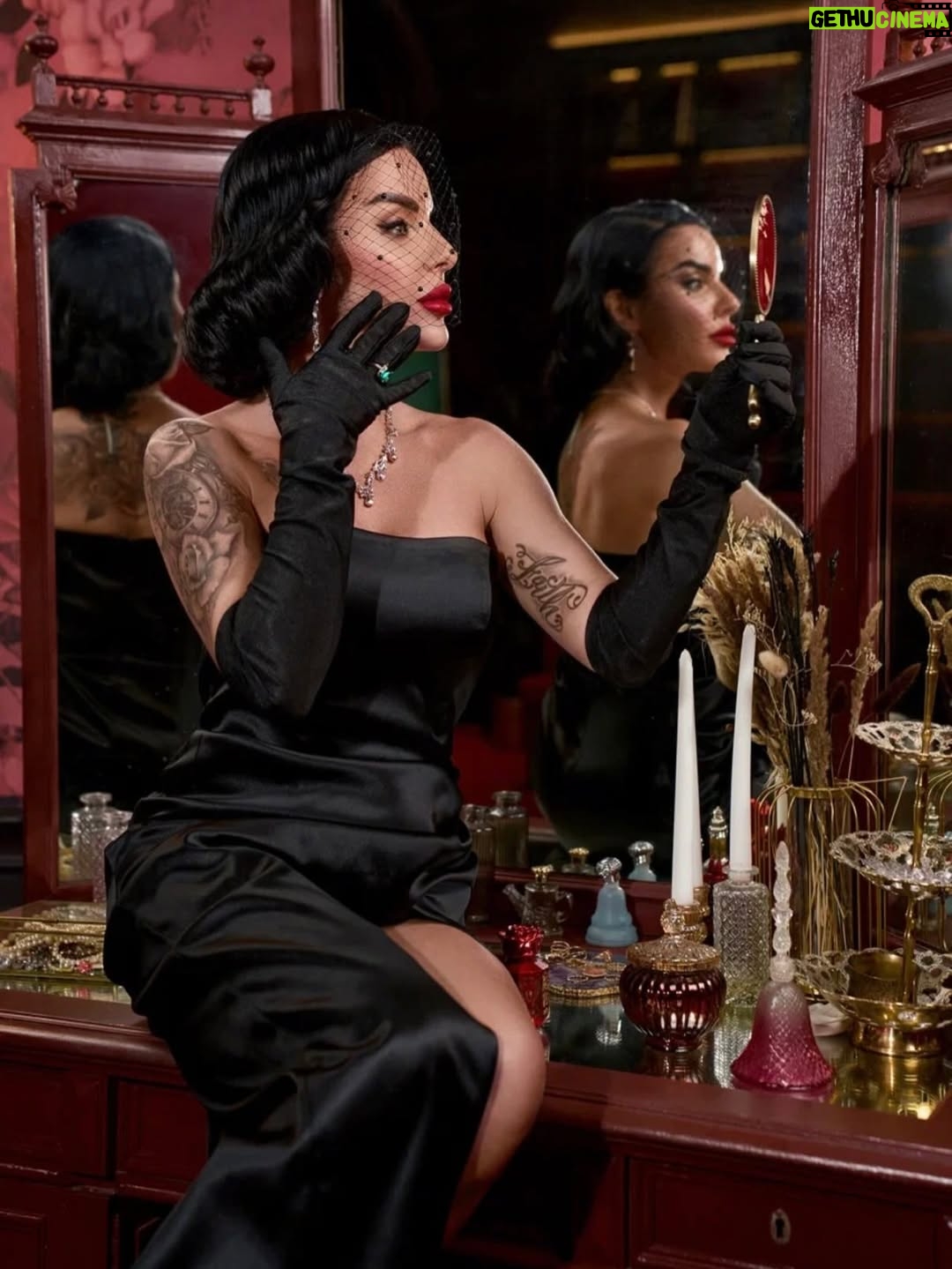 Julia Volkova - 11.9K Likes - Осталось две недели до Нового Года🔥💃🏻
Начинается время подготовки,приятной суеты,украшений,семейных традиций👏👏👏 Время прописать новые цели,загадывать новые желания,мечтать,визуализировать ❤️
А какие традиции у вас?
Photo/art.dir.: @asherrr_y
Assist.: @alinaavinogradova14
MUAH: @polina_anikina
Style: @evgeny_trefilov
Style: @asherrr_y
Gaffer: @alexredone