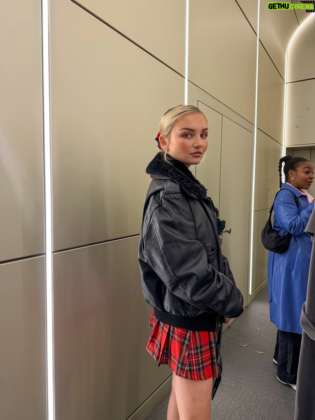 Julia Wulf - 15.2K Likes - Irgendwie sind dieses Jahr die Winter Depris ausgeblieben