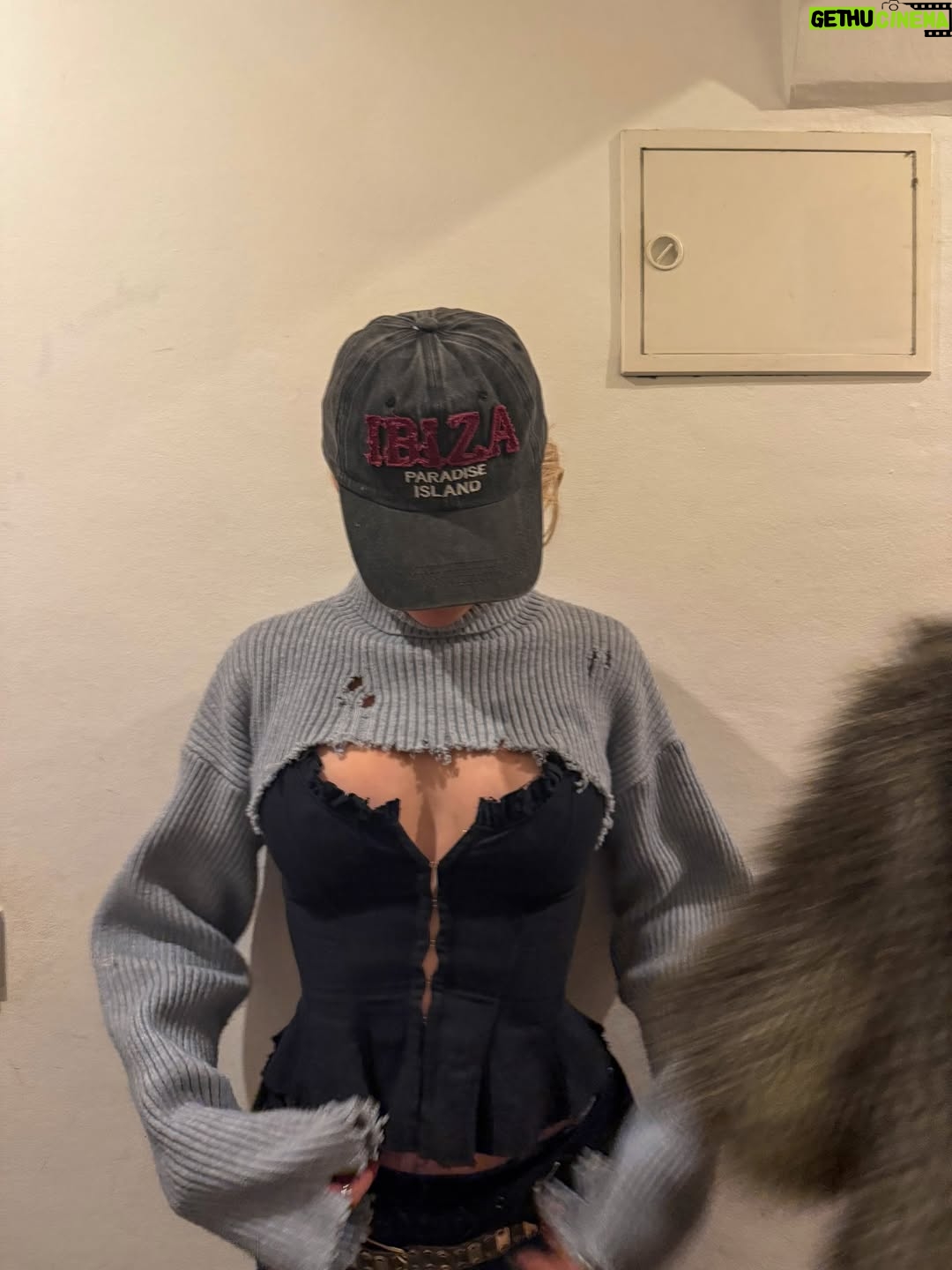 Julia Wulf - 15.2K Likes - Irgendwie sind dieses Jahr die Winter Depris ausgeblieben