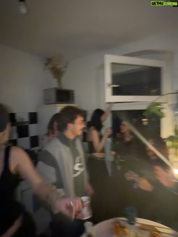 Julia Wulf - 15.2K Likes - Irgendwie sind dieses Jahr die Winter Depris ausgeblieben