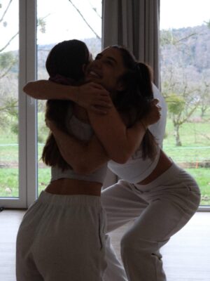 Julie Bertin Instagram - Step 2 unlocked 🧘‍♀️
Appelez-moi Juju, prof de yoga ! 

Entre immersion en Suisse, rires et mes 200 heures YTT de formation validées, le cœur est plein et les chakras presque alignés 💫
